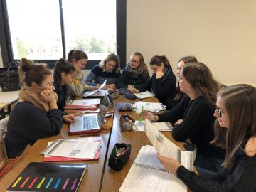 Lycéennes en plein travail